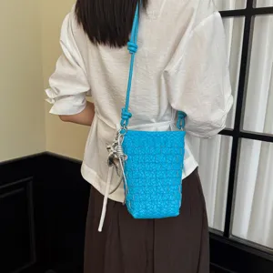 Geflochtene Leder Handytasche für Damen, stilvolle Umhängetasche Detailansicht, Freizeittasche.