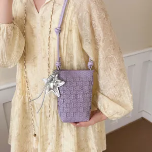 Geflochtene Mini-Handytasche aus Leder mit Knotengurt und Silberstern-Anhänger, schick.