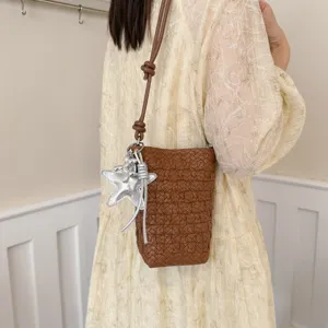 Geflochtene Handytasche für Damen, schicke Umhängetasche mit Sternanhänger für den Alltag.