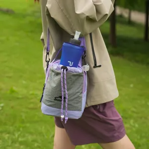Borsa a tracolla con coulisse esterna vista dettagliata, borsa a spalla multifunzione escursionismo.
