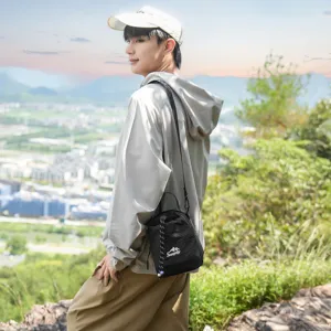 Borsa a tracolla con cordoncino per esterni versatile da uomo, leggera e comoda da viaggio.