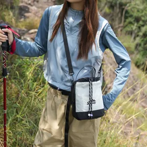 Borsa a tracolla con coulisse per trekking all'aperto, pratico design b/n resistente.