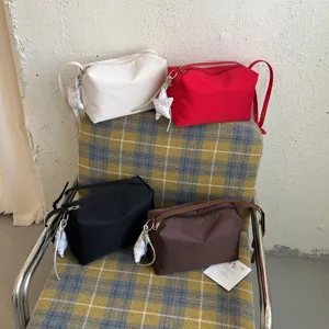 Borsa a spalla minimalista da donna tracolla leggera borsa a cuscino vista dettagliata