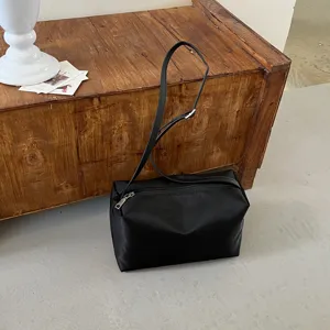 Borsa a tracolla minimalista in nylon nero, borsa versatile per donne moderne.
