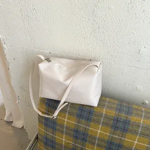 Borsa a tracolla minimalista in tinta unita, morbida borsa a cuscino per l'uso quotidiano.