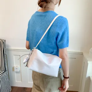 Borsa a spalla minimalista da donna, borsa a tracolla leggera e casual in stile cuscino.