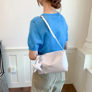 Vista dettagliata della borsa a tracolla minimalista da donna con grazioso ciondolo stella.
