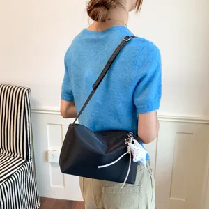 Borsa a tracolla nera minimalista da donna, borsa leggera casual ed elegante.