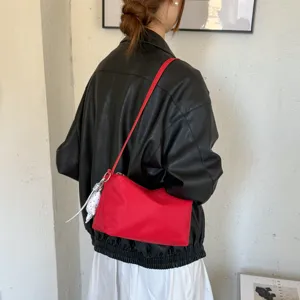 Borsa a spalla ascellare rossa minimalista vista di dettaglio, stile fashion chic.