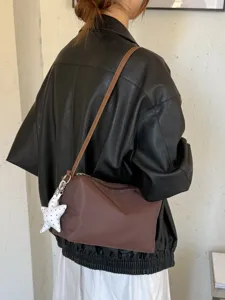 Borsa a spalla minimalista da donna, leggera borsa a cuscino con ciondolo a stella.