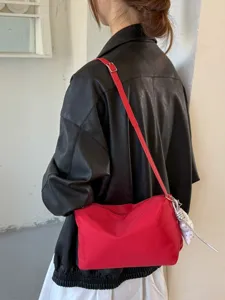 Borsa sottoascellare rossa minimalista da donna, borsa a tracolla leggera e chic.