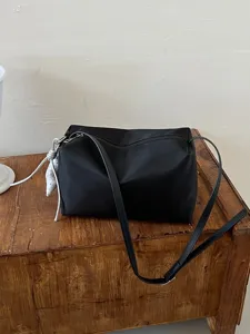 Borsa a tracolla nera minimalista da donna, borsa a spalla leggera in nylon stile cuscino.