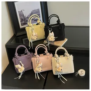 Elegante bolso tipo cubo de cuero PU estilo coreano con bonito colgante de oso, bolsos.
