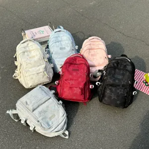 Zaino casual con motivo a stelle, tasche multiple e grande capienza per ogni viaggio.