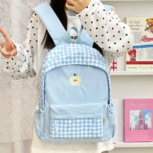 Vue détaillée du joli sac à dos de style japonais brodé à carreaux bleus spacieux.
