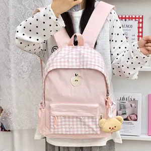 Sac à dos d'école rose à carreaux brodé mignon japonais avec motif de pomme et pendentif.