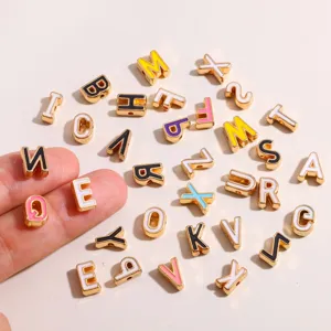 Abalorios de letras esmaltadas doradas DIY joyería fabricación dijes alfabeto pequeñas