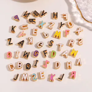 Cuentas de letras del alfabeto esmaltadas doradas para collares y pulseras hechas a mano.