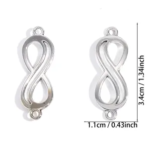 Close-up van zilveren oneindigheidssymbool dubbelgats connector bedel voor sieraden.