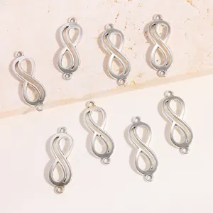 Detailopname van zilveren oneindigheidssymbool bedels, perfect voor DIY sieraden maken.