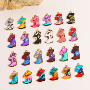 Nahaufnahme von bunten Emaillierten Western Cowboy Stiefel und Hut Anhänger Schmuck.
