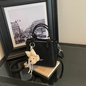 Bolso cubo negro con bonito colgante de oso, elegante bolso de hombro para uso diario mujer.