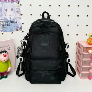 Dettaglio dello zaino nero con motivo a stelle, tasche multiple e design casual.