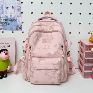 Dettaglio zaino rosa con stelle, scomparti multipli e tasche laterali per il tempo libero.