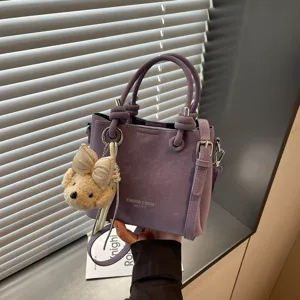 Bolso cubo de otoño de moda con colgante de oso, elegante bolso de mano para mujer