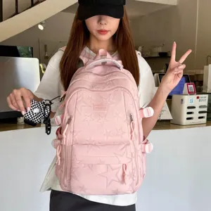 Vista dettagliata dello zaino casual rosa elegante con motivo a stelle e tasche multiple.