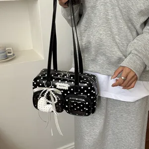 Détail du sac porté épaule à pois noirs et blancs, sac cabas de commuteur avec doubles poches.
