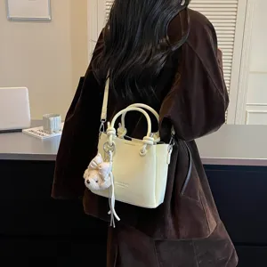 Bolso cubo amarillo claro de moda para mujer, elegante bolso cruzado de cuero PU para damas.