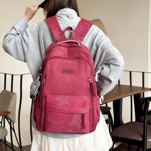 Zaino da viaggio casual con stampa di stelle e tasche multiple per l'uso quotidiano.