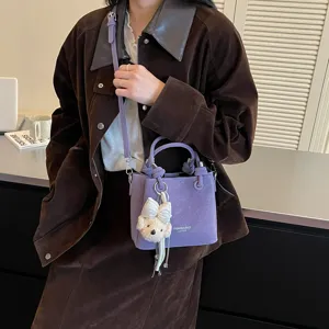 Bolso cubo de ante morado estilo coreano para mujer, bolso cruzado con lindo colgante de oso.
