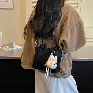 Elegante bolso bandolera negro para mujer, bolso estilo coreano con adorable colgante de perrito.