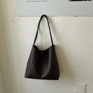 Dark brown woven leather shoulder bag detail, large capacity retro tote for daily commuting.