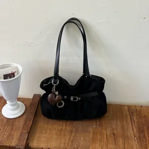 Borsa a tracolla nera da donna con design plissettato, doppi manici e ciondolo a cuore grazioso.