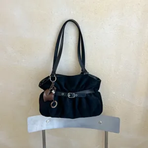 Borsa a spalla nera arricciata da donna, borsa tote elegante con ciondolo a cuore e cintura.