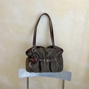 Borsa a tracolla marrone chic da donna, grande capacita borsa elegante con ciondolo a cuore.