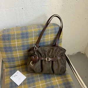 Borsa a tracolla retro in camoscio marrone con ciondolo a cuore, grande borsa casual da donna.