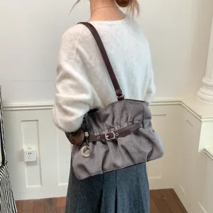 Borsa a tracolla morbida grigia da donna, elegante tote capiente con dettaglio.