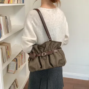 Borsa a tracolla grande capiente ed elegante con design increspato e ciondolo a cuore.