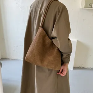 Stylish woven brown shoulder bag for women, large capacity vintage tote for daily commuting.