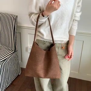 Woven tote bag for women, vintage large capacity shoulder bag, stylish commuter handbag.