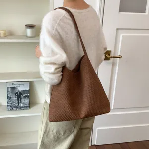 Classic brown woven shoulder tote bag for women, retro large capacity commuting bag.