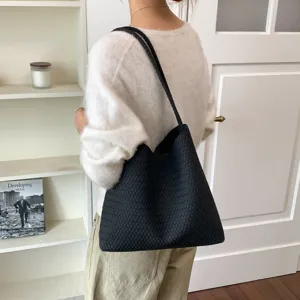 Black woven shoulder bag for women, large capacity tote bag for daily commute and casual style.