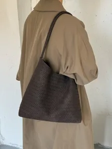 Stylish brown woven tote bag for women, retro commuter shoulder bag with large capacity.