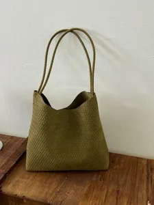 Green woven leather tote bag for women, large capacity vintage shoulder bag for daily commuting.