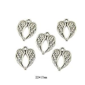 Detailweergave van antiek zilveren engelen vleugels legering bedels voor handgemaakte sieraden.