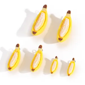 Detailansicht niedlicher Bananen Harzanhänger mit feiner Textur für DIY Schmuck und Schlüsselanhänger.